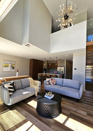 Luxury new 4bedrm Townhouse with 2 cars garage, Wifi, Woden CBD