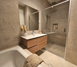 Sèche-cheveux, serviettes fournies, savon, papier toilette