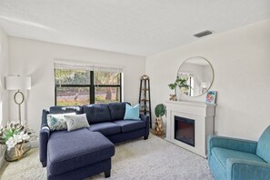 Smart TV - Nautical 3-Bedroom House only 10min to the Beach! (Jensen Beach)