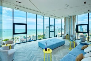 Living room - Great Location With Infinity Pool -central Pattaya (Pattaya)