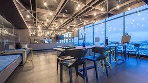 Appartement, 1 chambre, accessible aux personnes à mobilité réduite, fumeurs | Bar lounge
