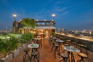 Bar tepi kolam renang