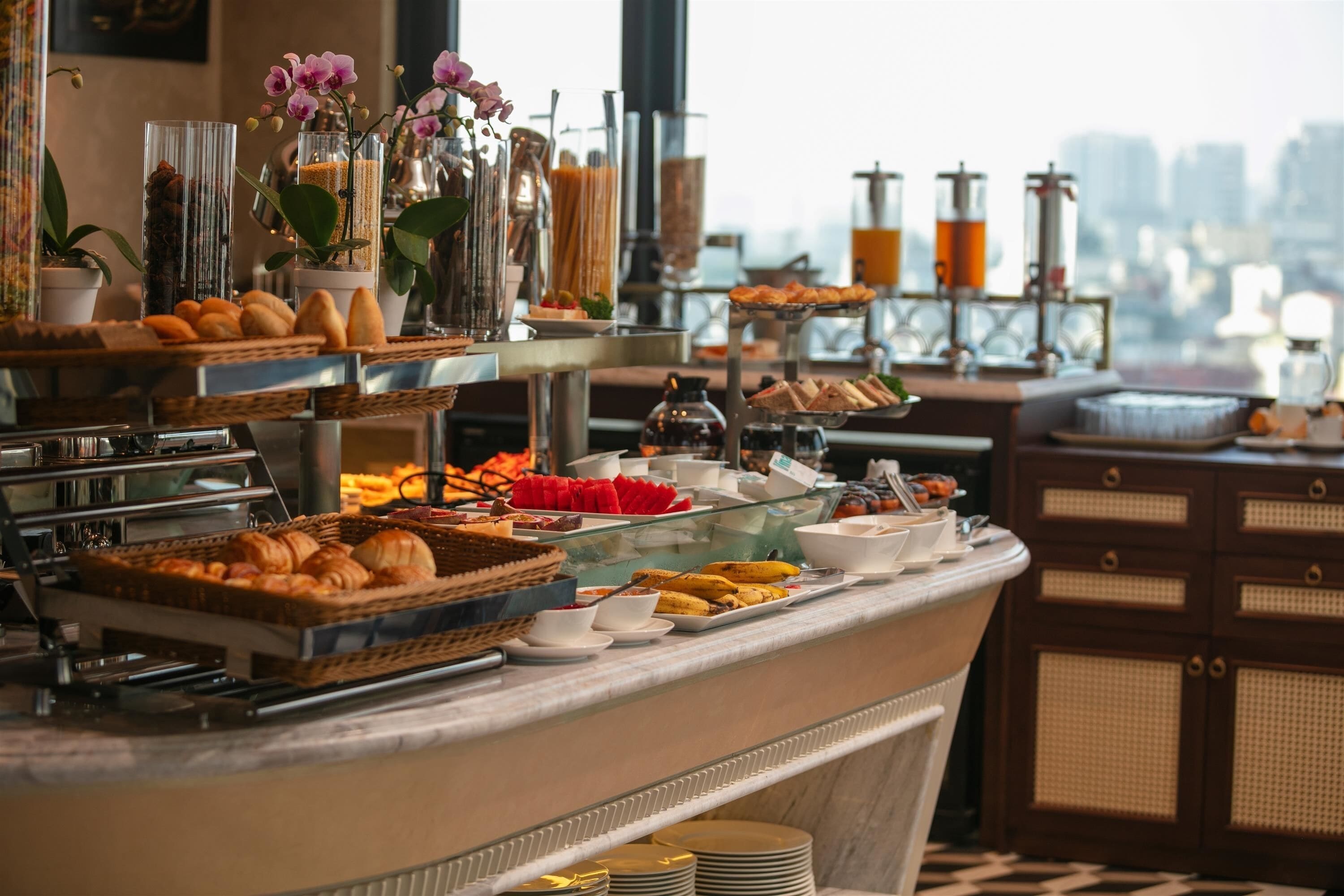 Café da manhã com buffet grátis todos os dias