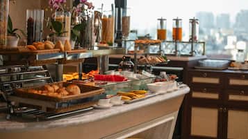 Café da manhã com buffet grátis todos os dias