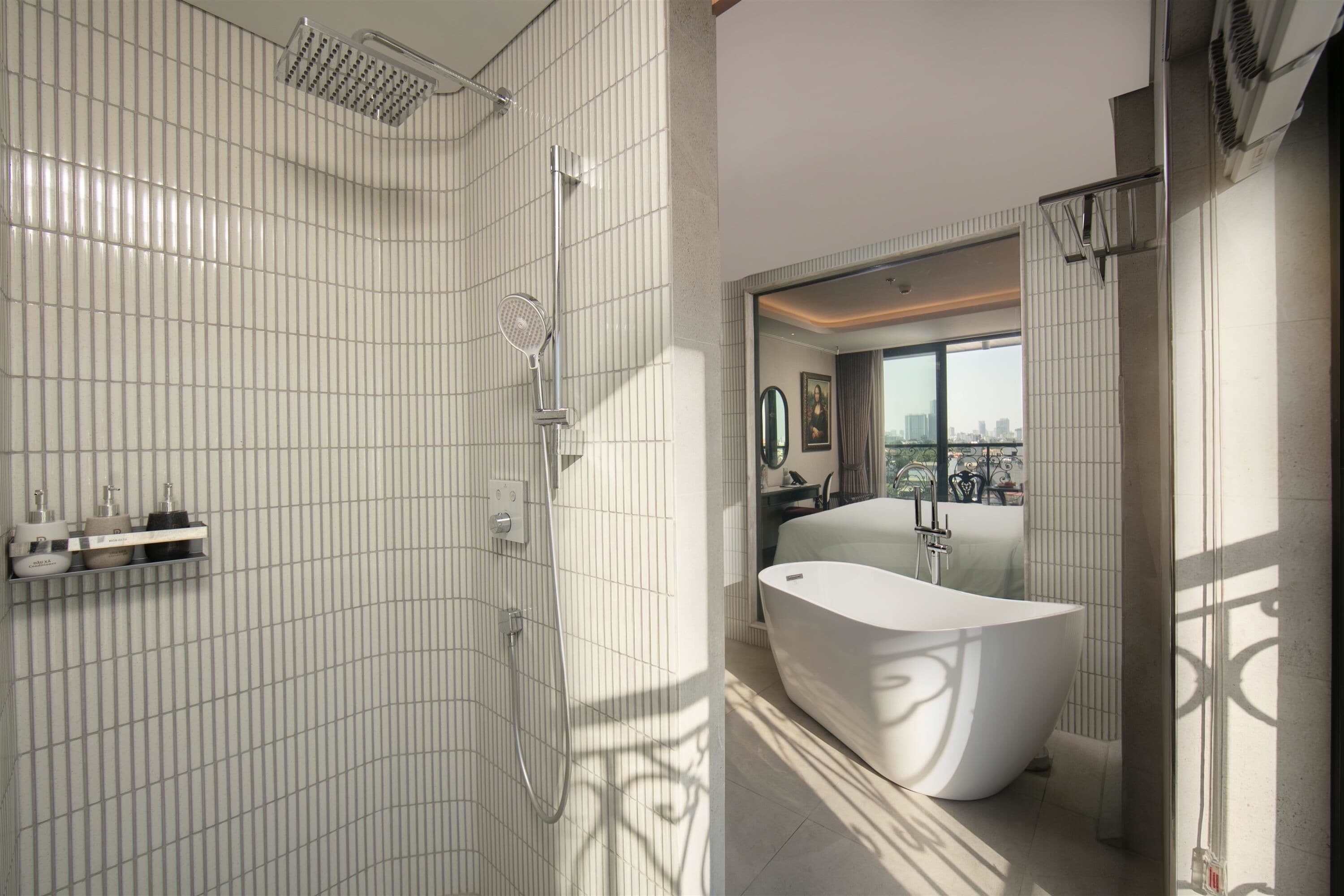 Ein modernes Badezimmer mit einer freistehenden Badewanne, einer Dusche mit Handbrause und einem Waschtisch mit Spiegel.
