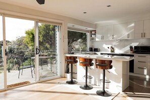 Fridge, microwave, oven, stovetop - Tea Tree on Tasman - Central, Serene & Garden-Filled (Bicheno)