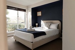 2 bedrooms, desk, iron/ironing board, bed sheets