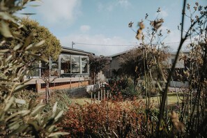 Property grounds - Tea Tree on Tasman - Central, Serene & Garden-Filled (Bicheno)