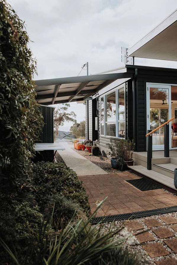 Terrace/patio - Tea Tree on Tasman - Central, Serene & Garden-Filled (Bicheno)