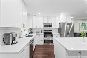 Geladeira, micro-ondas, fogão, cooktop