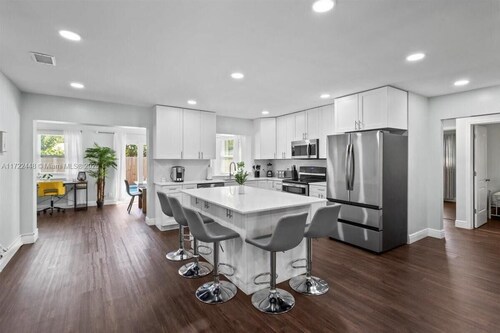 3 Bedroom Home!! Poolside Escape Near Pompano Beach!