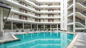 Une piscine intérieure à plusieurs niveaux, dotée de nombreux balcons et d’espaces aménagés pour se détendre.