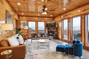 Smart-TV, Kamin, Tischtennisplatte