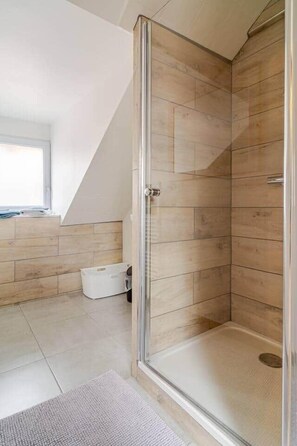 Dusche, Whirlpool, Haartrockner, Handtücher