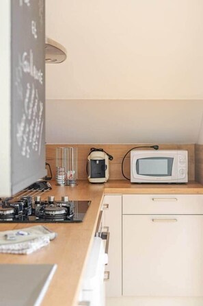 Een koelkast, een microgolfoven, een oven, een vaatwasser