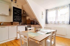 Een koelkast, een microgolfoven, een oven, een vaatwasser