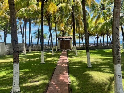 Rancho CoronaDelMar Spacious 5 Bedroom Private Beach House w/ AC and Hot Water