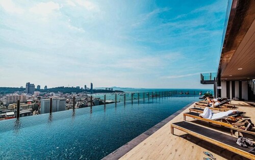 Central Pattaya - Infinity Pool Condo Pattaya View