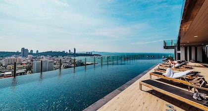 Central Pattaya - Infinity Pool Condo Pattaya View