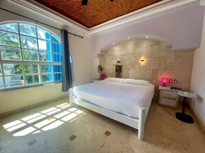 4 bedrooms, iron/ironing board, Internet, bed sheets