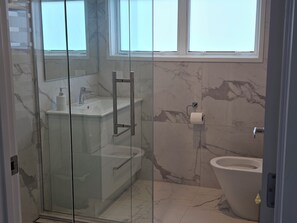 Suihku, pyyhkeet, vessapaperi