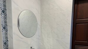 A modern bathroom with a toilet, sink, and mirror. - Baan saen saran residence (แขวงคลองชักพระ เขตตลิ่งชัน)