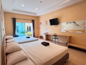 Desk, bed sheets - De Mer Resort Rayong (Klaeng)