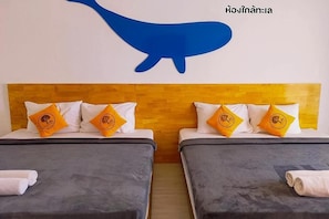 Seaside 2 King beds | Desk, bed sheets