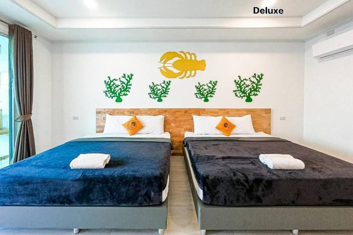 Deluxe Double Room, Sea View | Desk
