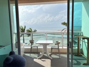 Seaview Beach Club with Bathtub | Terrass/Patio