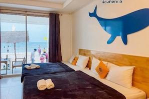 Beach Front Quadruple | Escritorio y ropa de cama