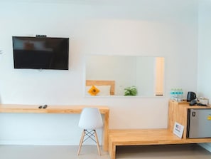 Escritorio y ropa de cama
