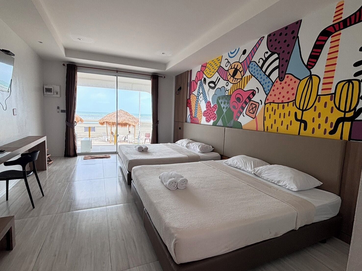 Beach Front Quadruple | Desk, bed sheets