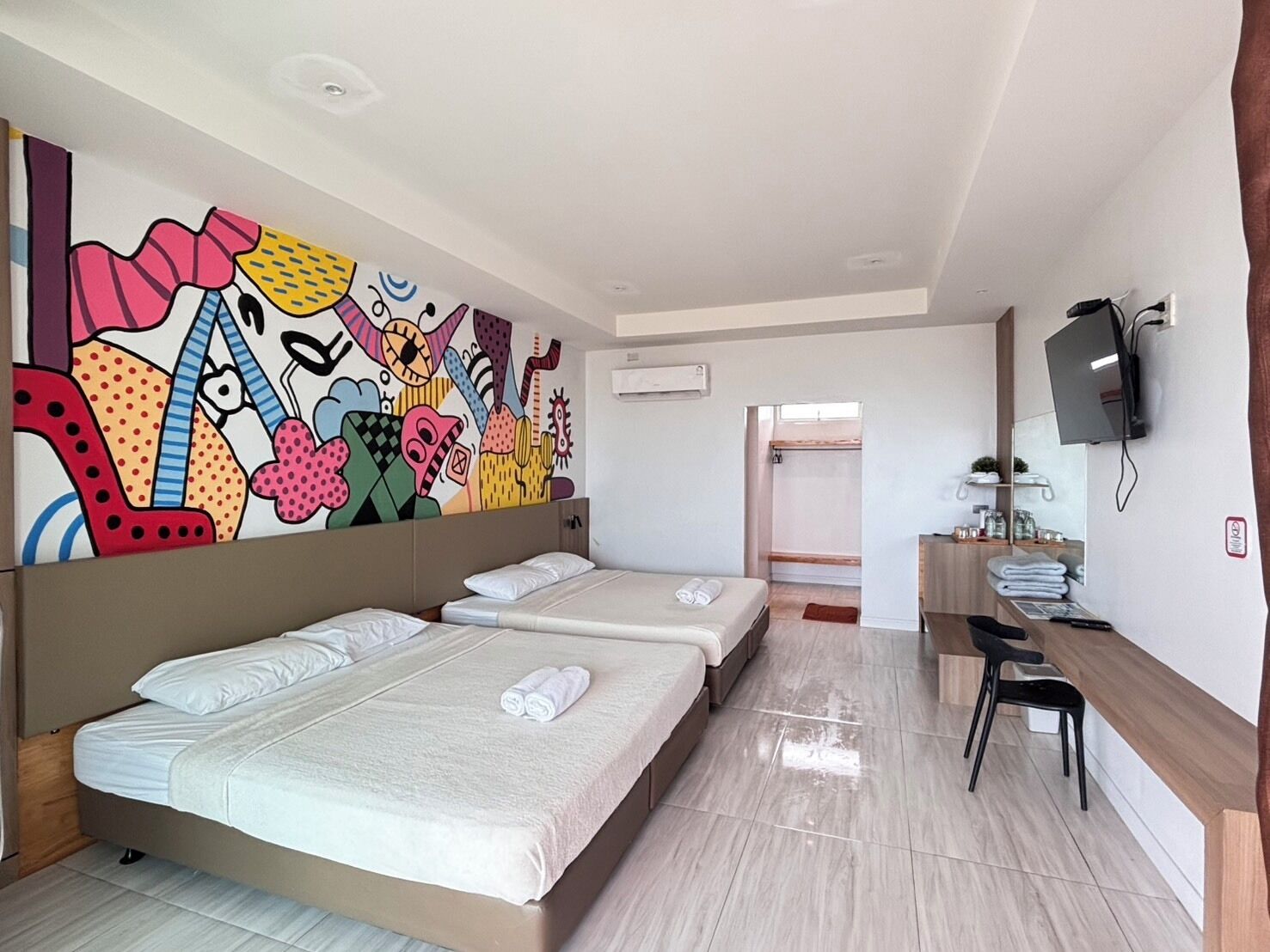 Beach Front Quadruple | Desk, bed sheets