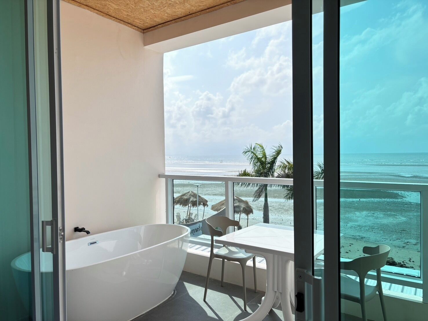 Seaview Beach Club with Bathtub | Banheiro | Sabonete, shampoo, papel higiênico 