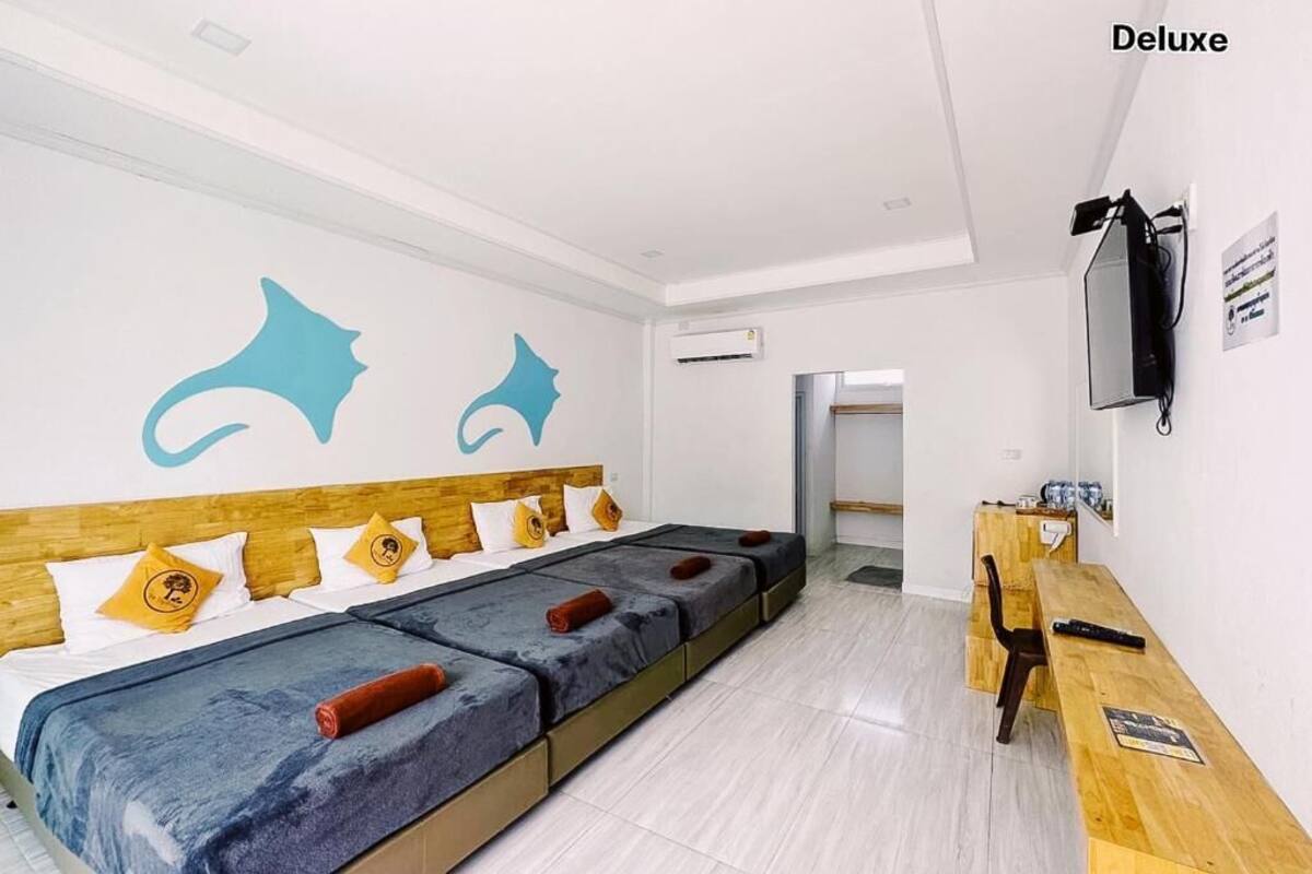 Deluxe Twin Room, Sea View | Desk