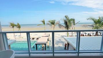 Seaview Beach Club with Bathtub | Terrace/patio