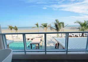 Seaview Beach Club with Bathtub | Terrass/Patio