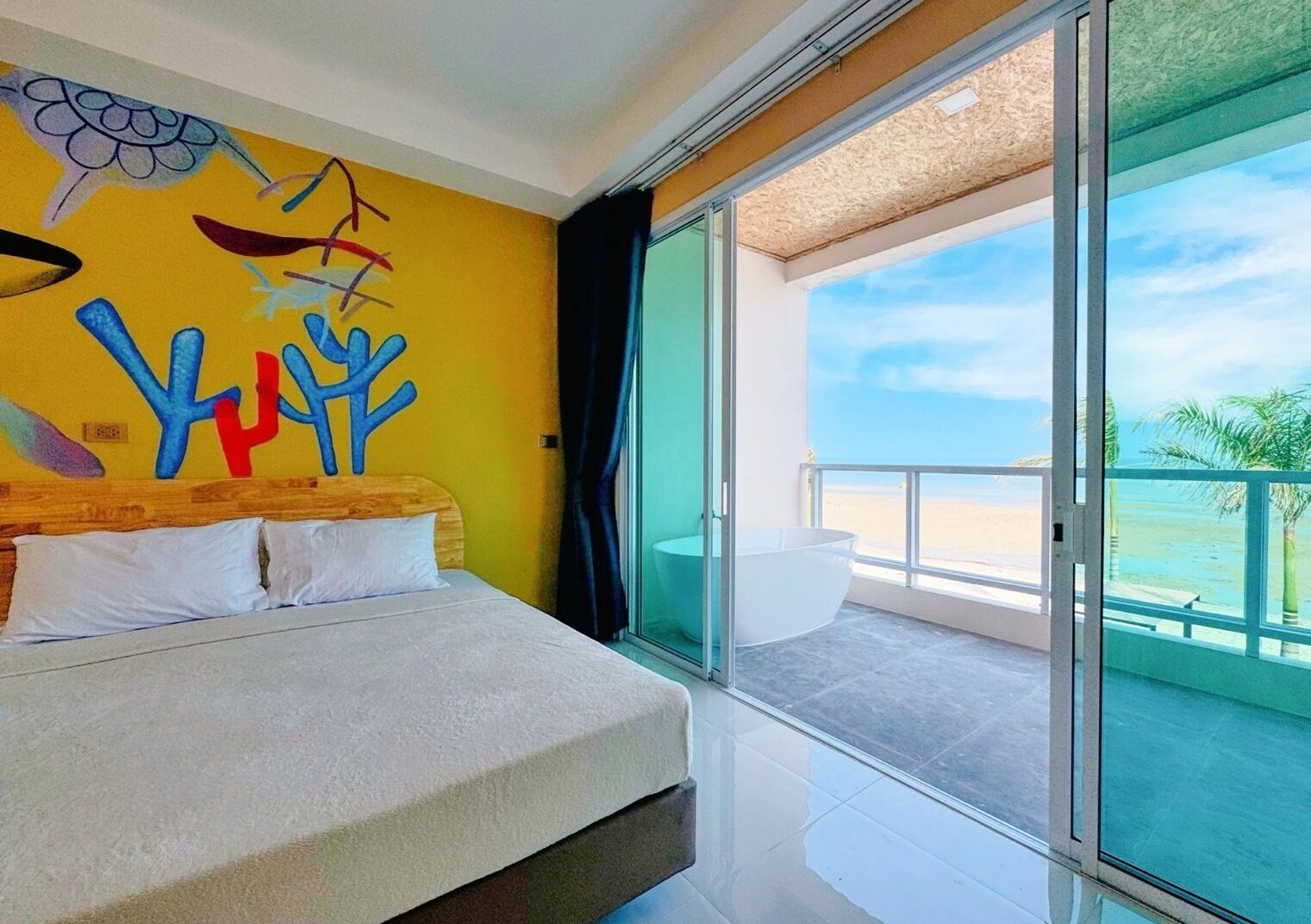 Seaview Beach Club with Bathtub | Escritorio y ropa de cama 