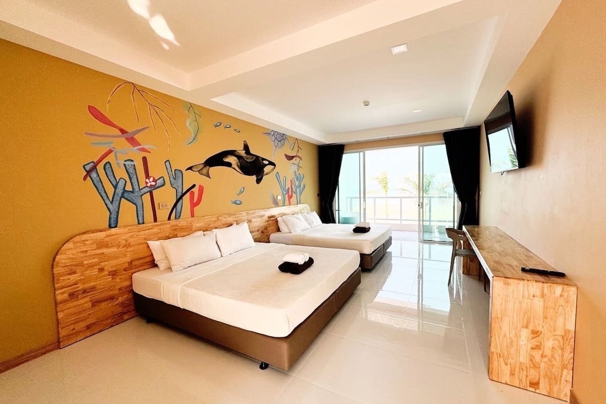 Seaview Beach Club with Bathtub | Escritorio y ropa de cama