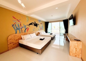 Habitació quàdruple Club | Escriptori i roba de llit