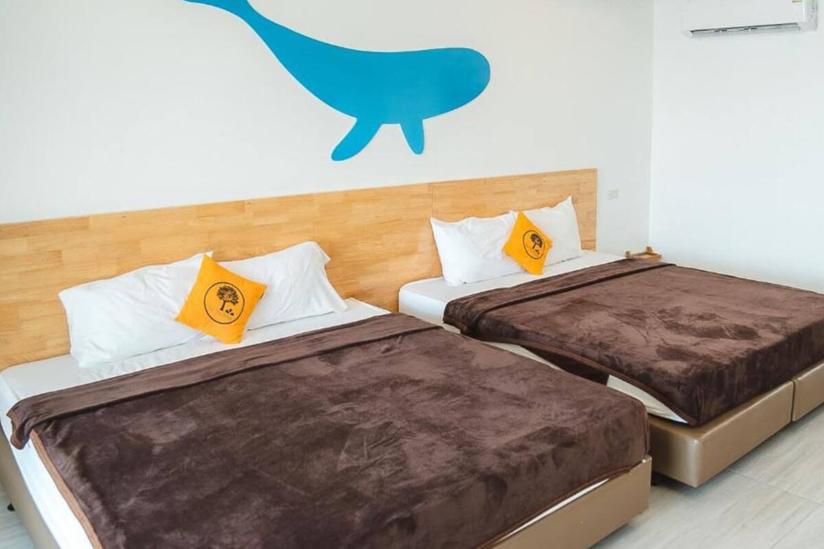 Escritorio y ropa de cama