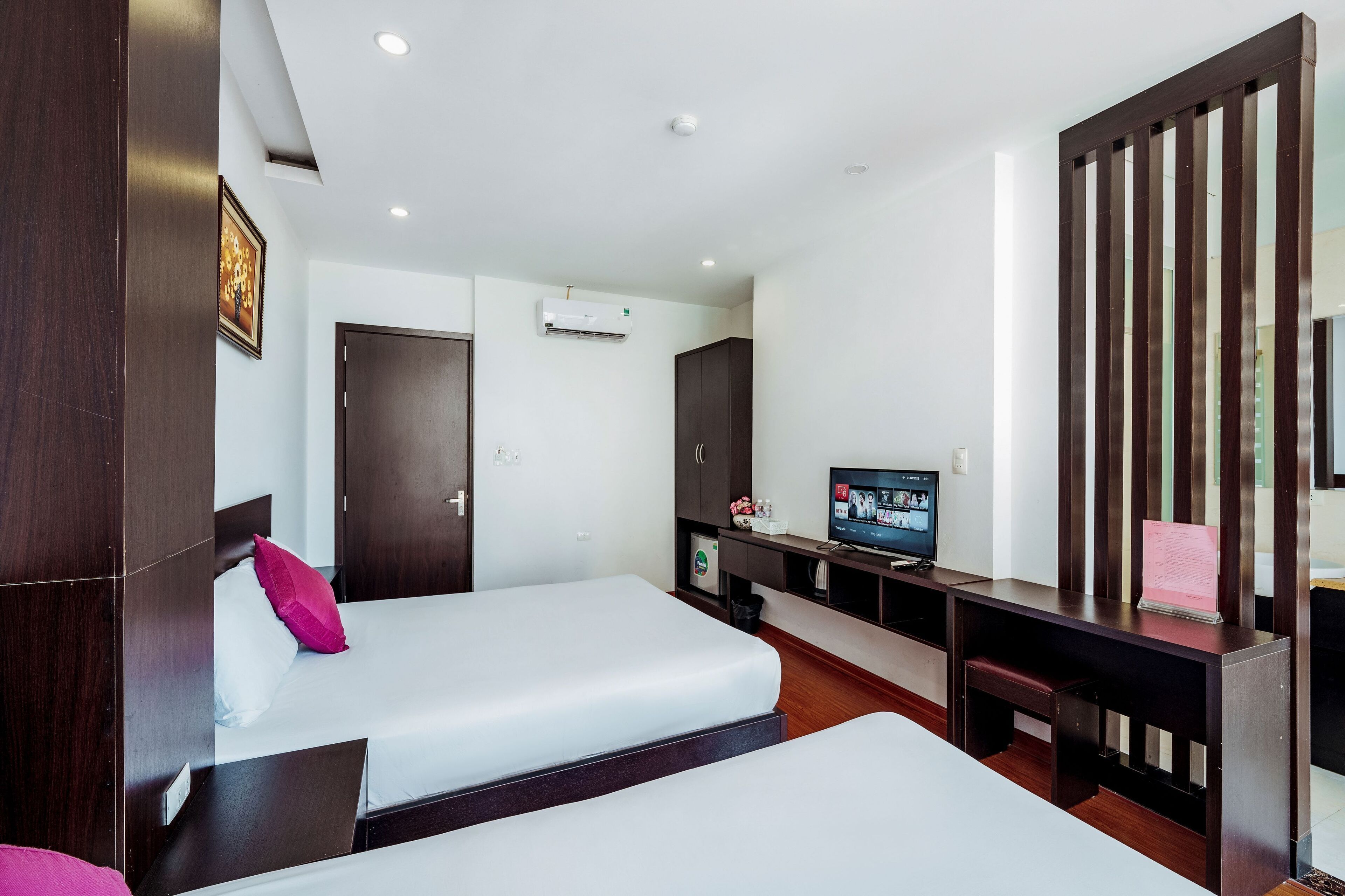 Habitación Deluxe con 1 cama doble o 2 individuales, vistas a la ciudad | Cortinas opacas, tabla de planchar con plancha, wifi gratis