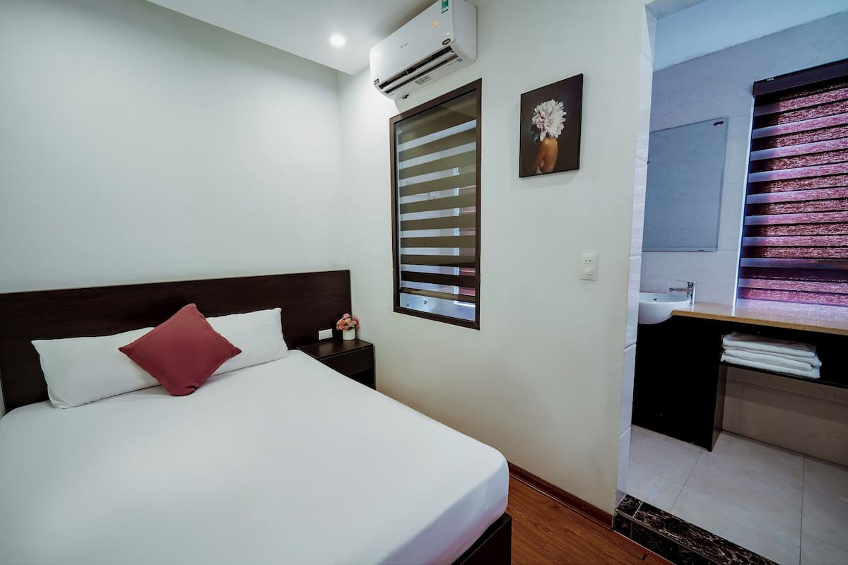 Quarto casal econômico | Cortinas blackout, ferros/tábuas de passar roupa, Wi-Fi de cortesia