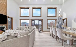 Televisión, chimenea, futbolito, oficina