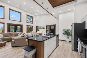 Jääkaappi, mikroaaltouuni, uuni, liesi