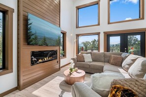 Televisio, takka, pöytäjalkapallopöytä, työhuone