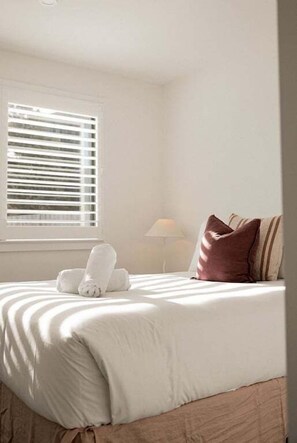 3 bedrooms, WiFi, bed sheets - SALT Number 1 | Front Unit (Bicheno)