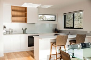 Køleskab, mikrobølgeovn, ovn, kogeplade