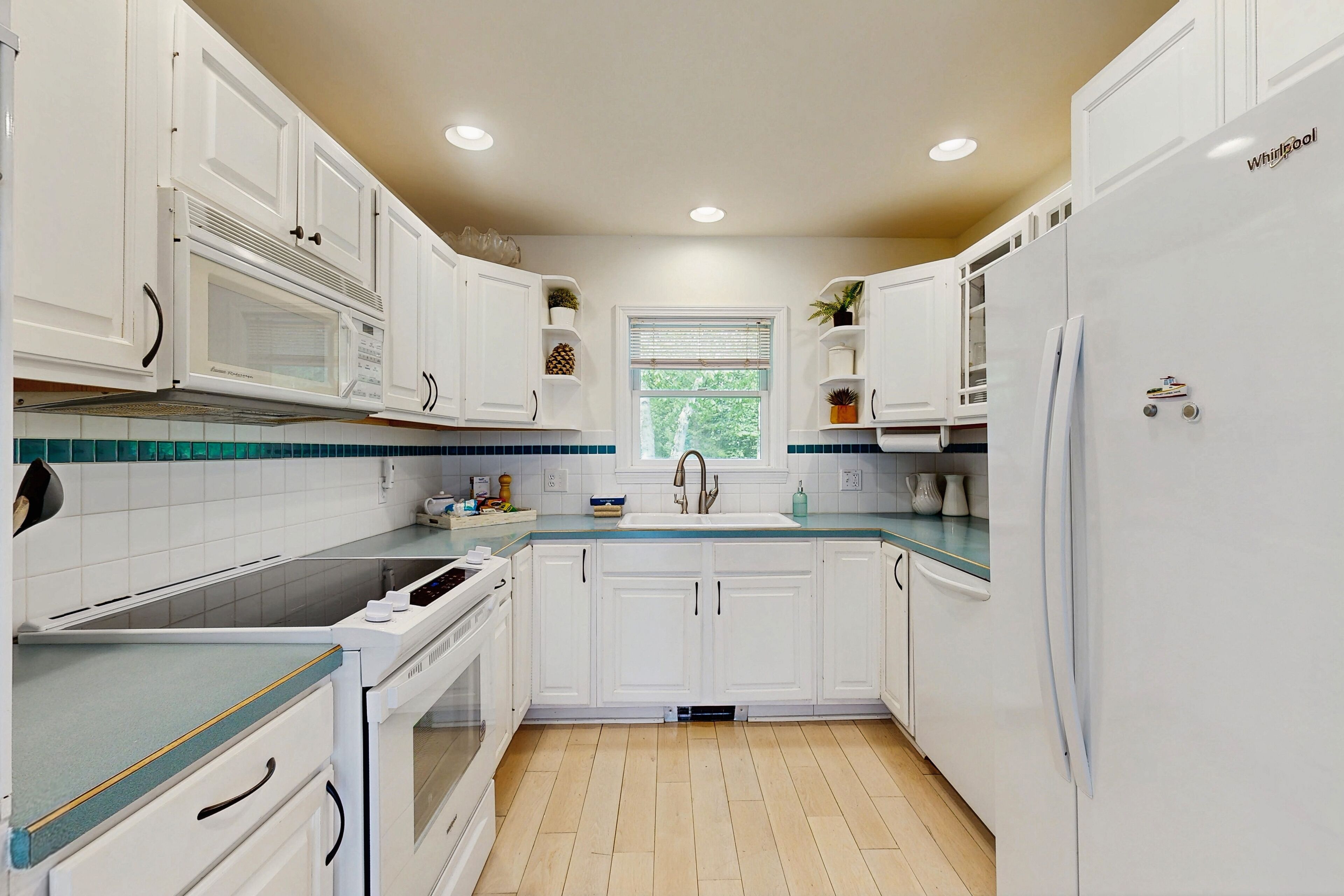 ثلاجة، ميكروويف، فرن، موقد طهي مسطح